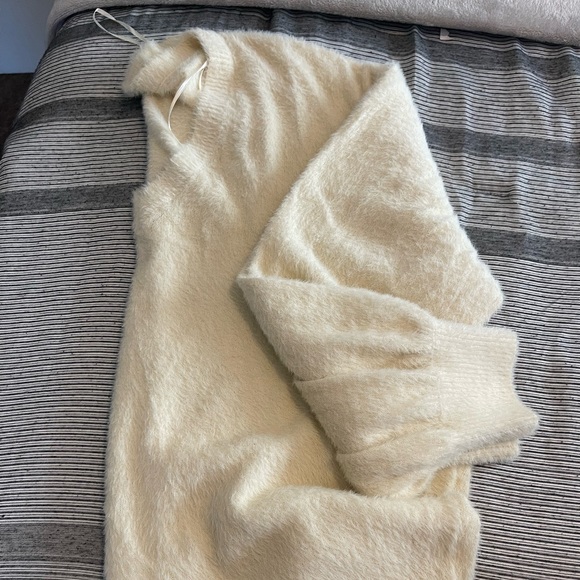 Women’s soft v neck sweater - Picture 2 of 2